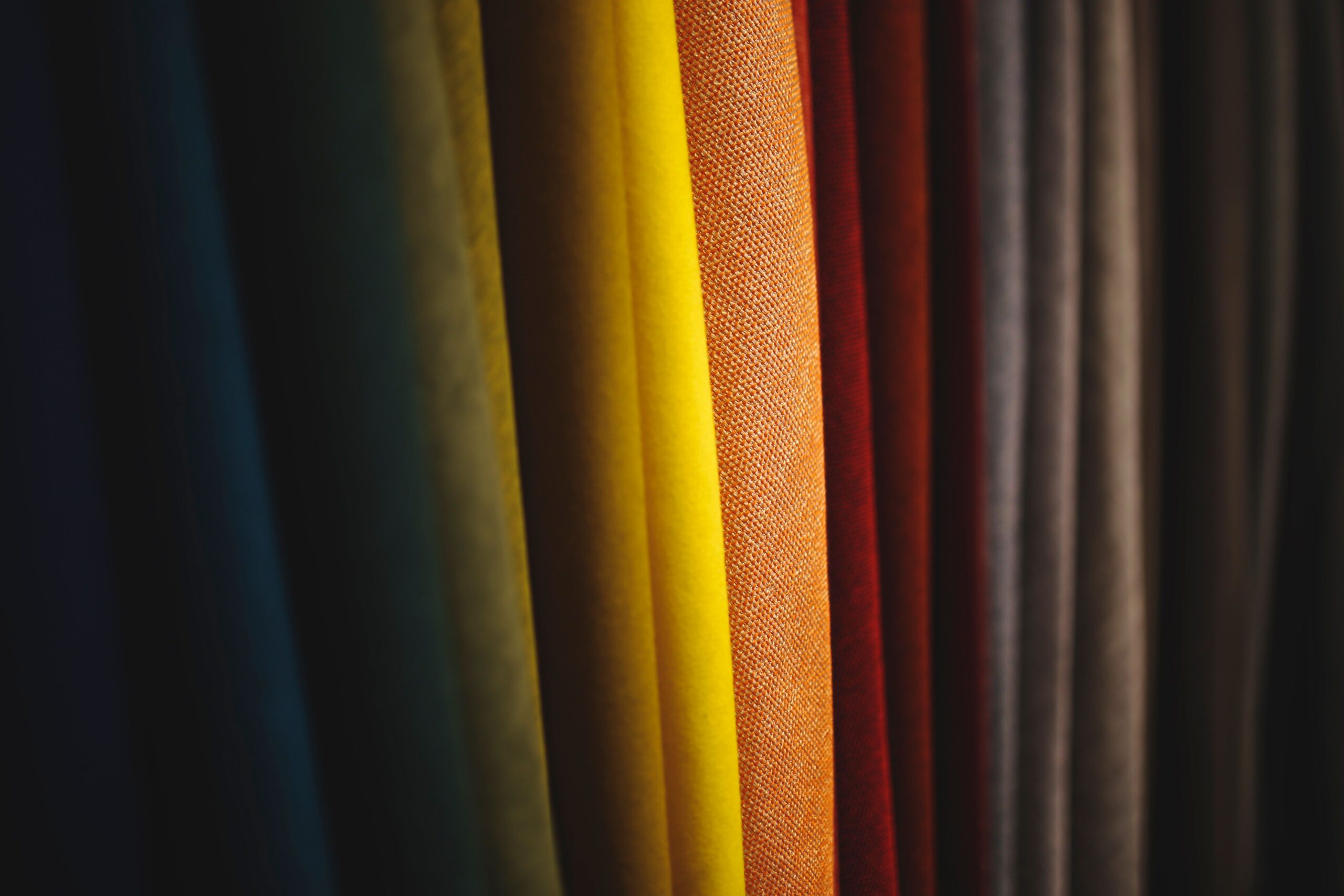 Ana Sayfa - Türkçe A close-up view of colorful fabric showcasing diverse textures and vibrant folds.